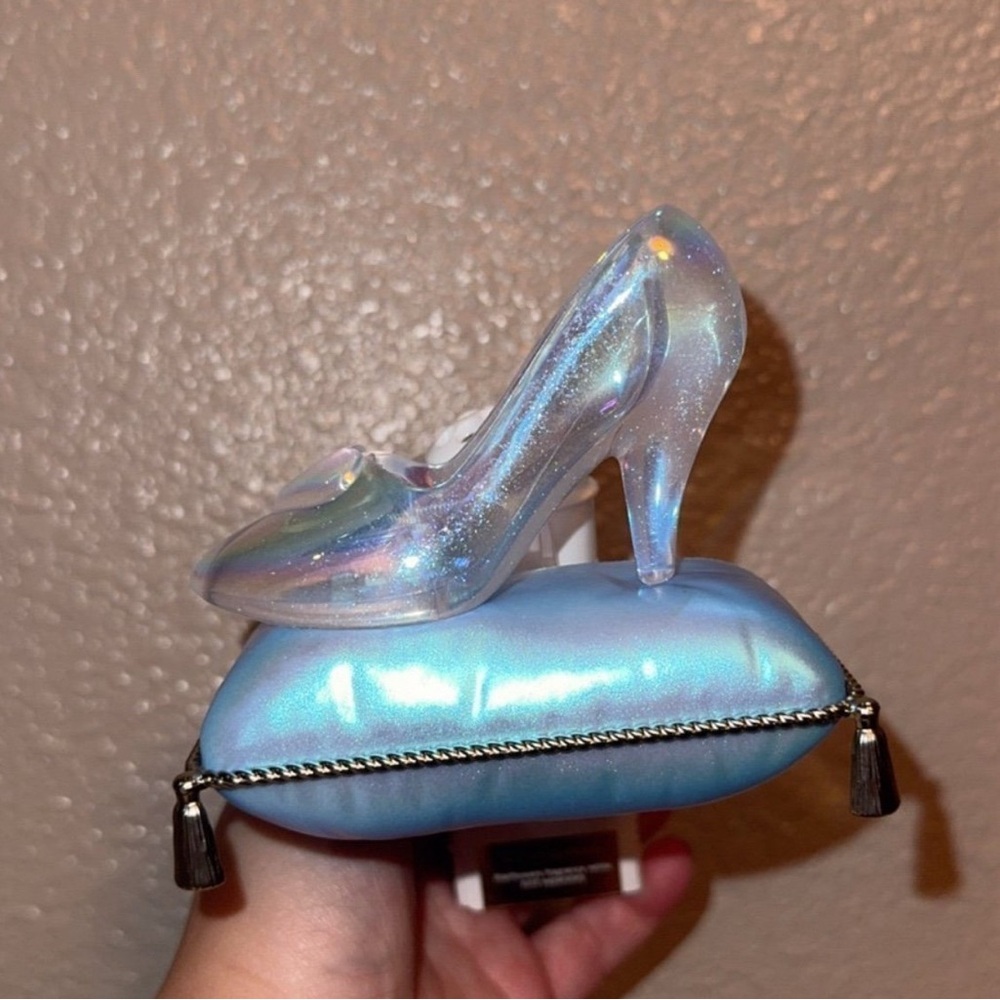 Cinderella Wallflowers Nightlight Plug
Bath & Body Works Disney - Picture 2 of 2